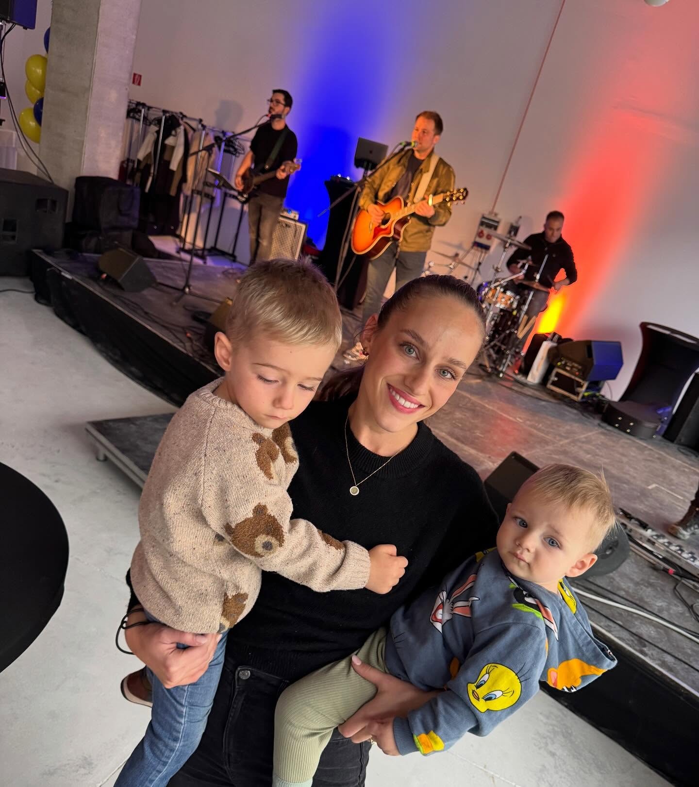 Ivana Bezdeda so synmi. V pozadí Tomáš Bezdeda.