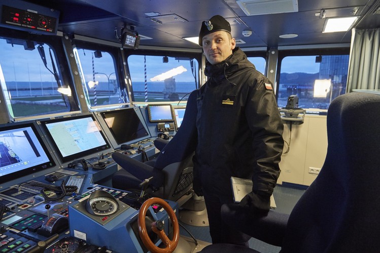 'Okręt jest przeznaczony do poszukiwania, klasyfikacji, identyfikacji oraz neutralizacji min morskich, ale też wszelkiego typu materiałów wybuchowych pozostających w toni wodnej lub na dnie akwenów morskich' – powiedział dziennikarzom w czasie prezentacji dowódca ORP 'Kormoran' - kmdr ppor. Michał Dziugan.
<br>
Ocenił, że w skali Polski ORP 'Kormoran' jest 'jednostką wielce nietypową'. 'Stworzony został z nietypowej stali - tak zwanej stali austenitycznej, czyli mało magnetycznej, która pozwala na osiągnięcie bardzo niskich pól fizycznych okrętu, czyli okręt jest praktycznie nie tyle niewykrywalny, ale trudno wykrywalny' – wyjaśnił też kmdr ppor. Dziugan.
<br>
Dodał, że jednostka została wyposażona w nietypowy napęd, pierwszy tego typu napęd w polskiej Marynarce Wojennej. Wyjaśnił, że jest to napęd hybrydowy, złożony z zespołu silników diesla i elektrycznych. 'Napęd ten daje bardzo wysokie możliwości manewrowania okrętem. Właściwie może robić wszystko w miejscu: obraca się, chodzi na bardzo małych prędkościach' – wyjaśnił kmdr ppor. Dziugan.