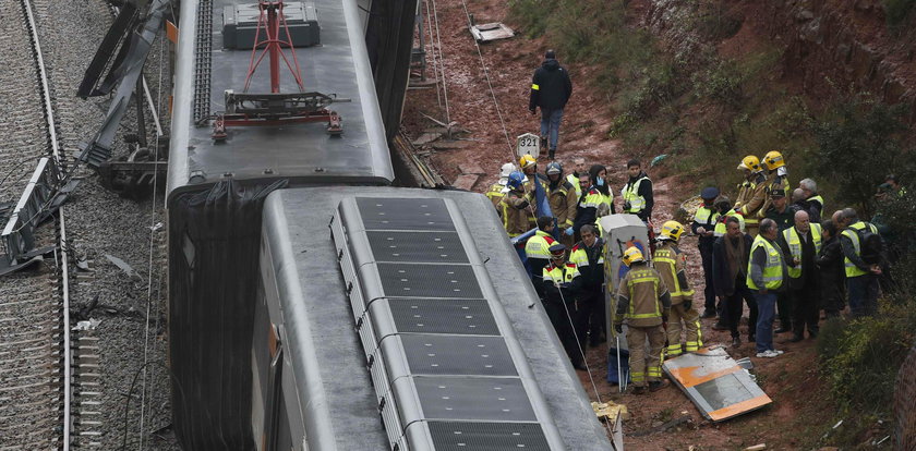 Wykoleił się pociąg pod Barceloną. Jedna osoba nie żyje, wielu rannych