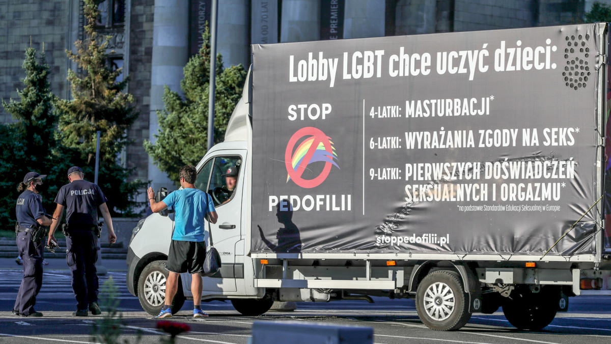 Sąd w Szczecinie: napisy na homofobicznej furgonetce mogą być obraźliwe