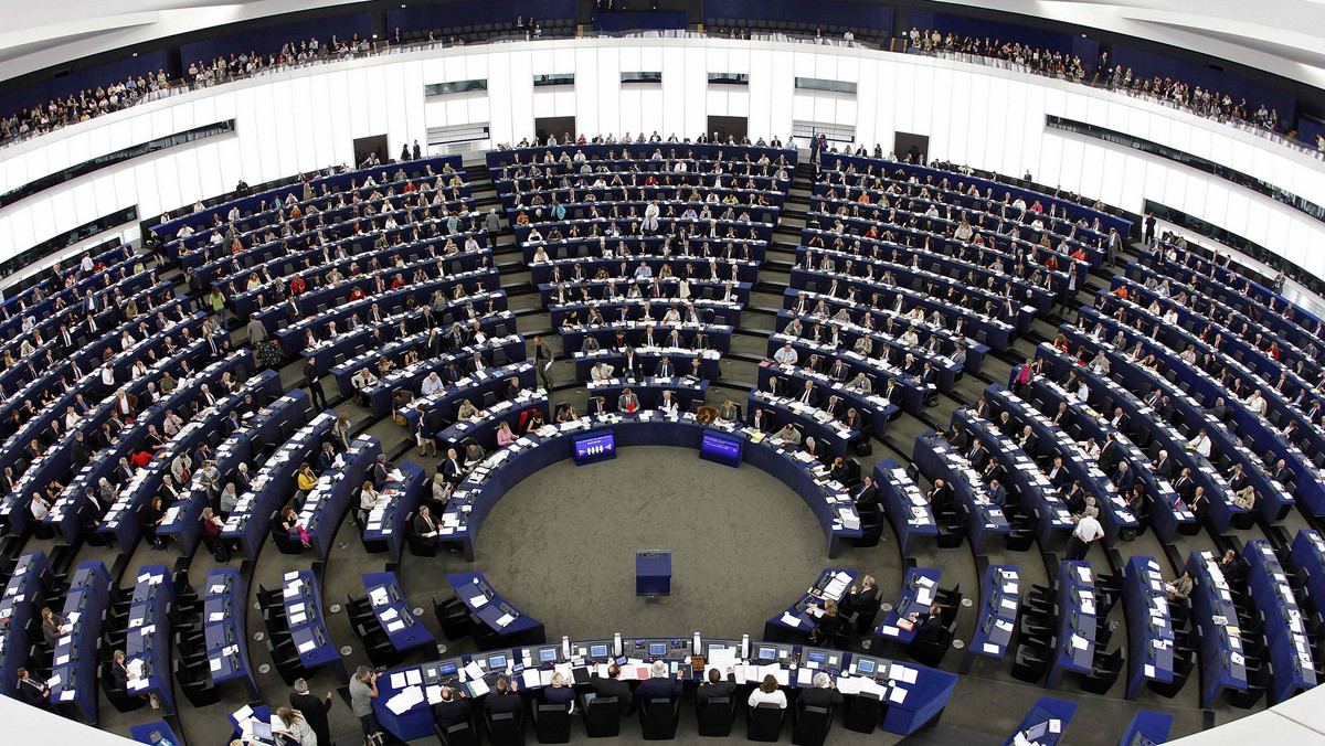 Parlament Europejski przyjął w środę wszystkie sześć aktów prawnych pakietu wzmacniającego unijny Pakt Stabilności i Wzrostu oraz zarządzanie gospodarcze w UE, tzw. sześciopak. Większość zapisów pakietu ma zacząć obowiązywać jeszcze przed końcem roku.