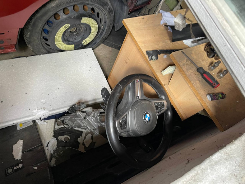 Detektywi odnaleźli skradzione BMW. Nie nadaje się do jazdy