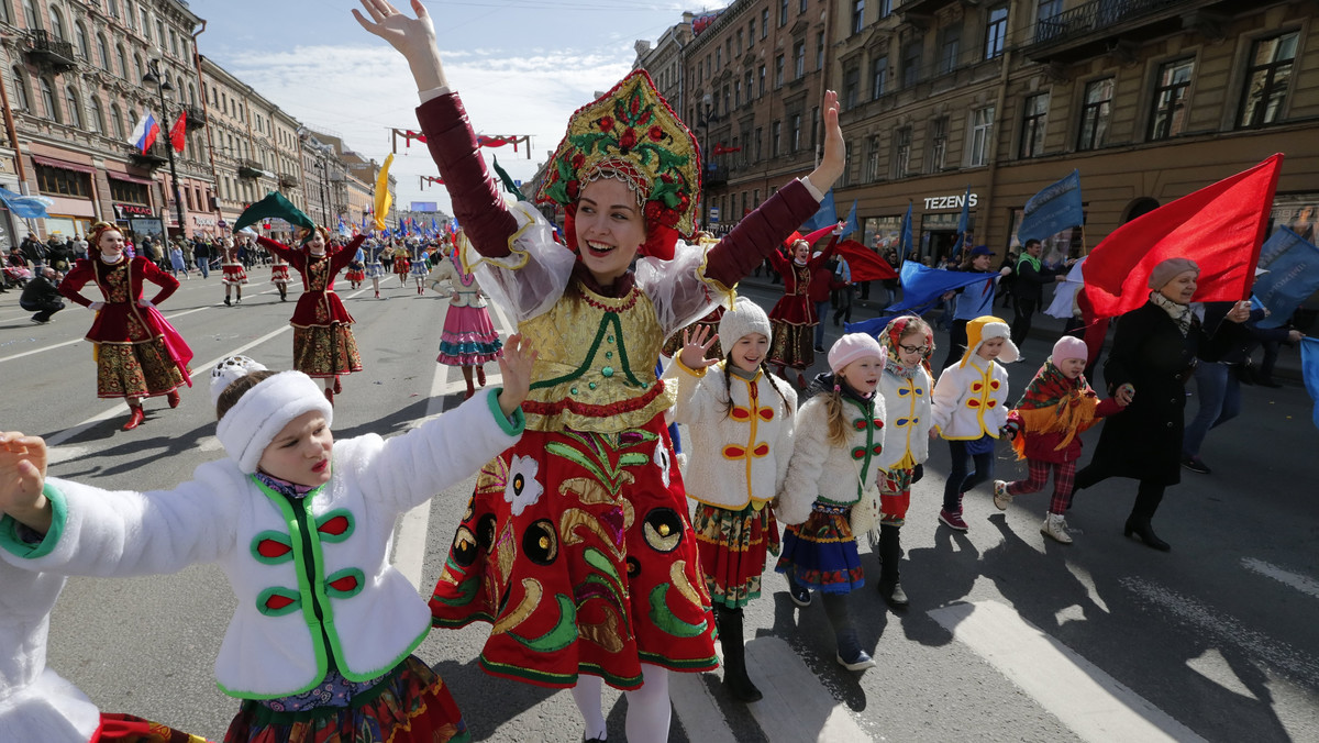Pochody z okazji 1 maja zwołane przez związki zawodowe i partie parlamentarne odbyły się w poniedziałek w Rosji; w Moskwie na pochód przyszło 130 tysięcy ludzi. Opozycja manifestowała w Petersburgu i tam policja zatrzymała protestujących aktywistów ruchu LGBT.