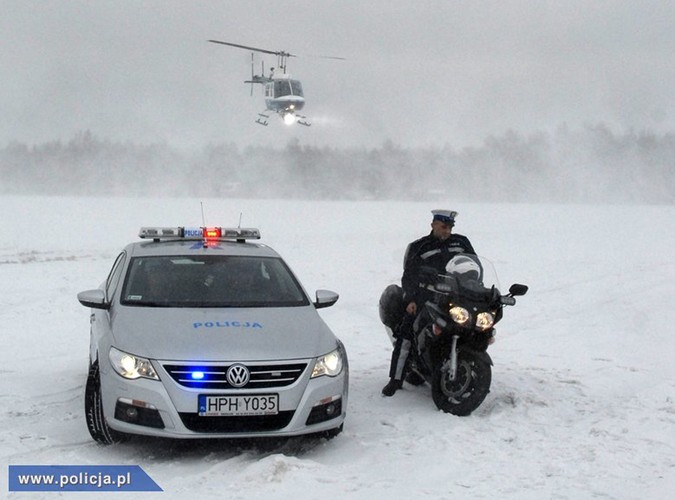 Polscy policjanci z roku na rok dysponują coraz nowszym sprzętem. Od niedawna na Mazowszu można zobaczyć volkswagena passata CC w srebrno-niebieskich barwach, który jest nowym narzędziem do walki z piratami drogowymi.
