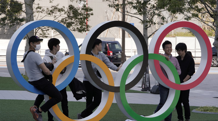 Látogatók a Japán Olimpiai Bizottság épülete előtt 2020. március 18-án. / Fotó: MTI/EPA/Majama Kimimasza