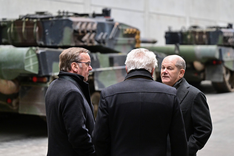 Niemiecki minister obrony Boris Pistorius i kanclerz Olaf Scholz rozmawiają z Arminem Pappergerem (tyłem), prezesem firmy zbrojeniowej Rheinmetall. Unterluess, Dolna Saksonia, 12 lutego br.