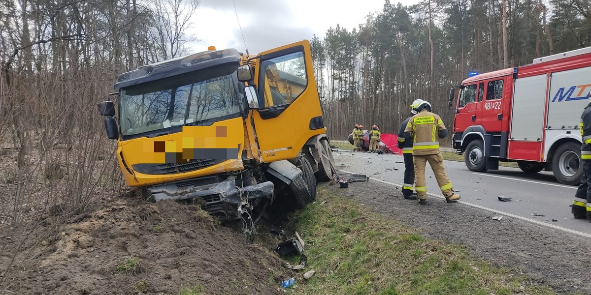 Wypadek śmiertelny pod Pabianicami. Seat zderzył się z wywrotką.