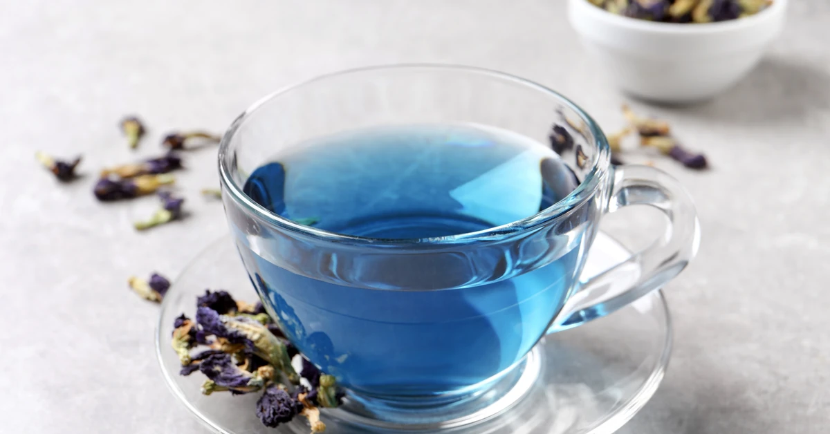 Niebieska herbata podbija świat. Wygląd to tylko jedna z jej niezwykłych właściwości
