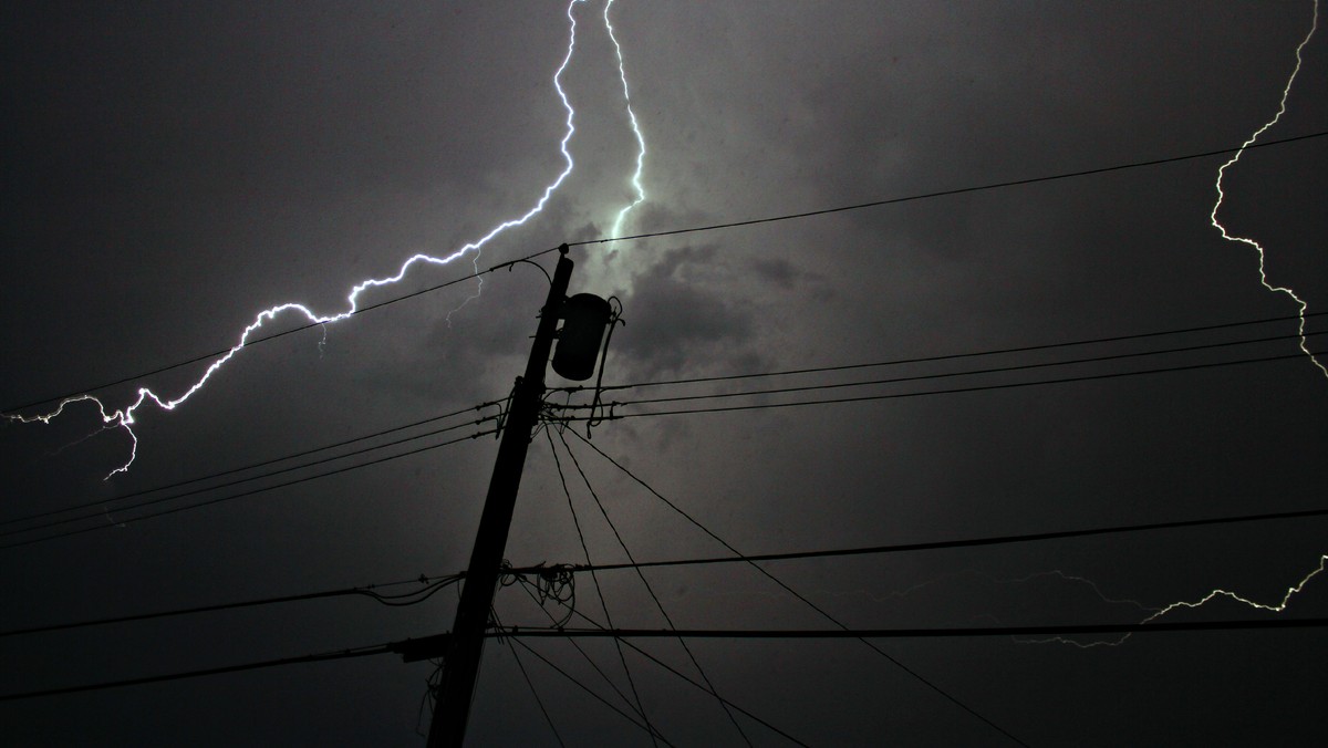 Instytut Meteorologii i Gospodarki Wodnej wydał ostrzeżenia meteorologiczne dla dziewięciu województw w związku z dużym prawdopodobieństwem wystąpienia burz. Na niektórych obszarach mogą wystąpić również intensywne opady deszczu.