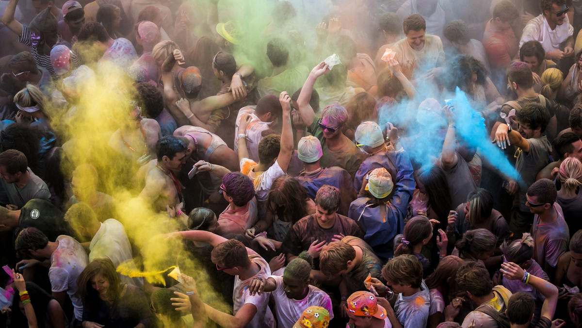 Wyspa Wolności to oficjalny podtytuł. Ale Sziget równie dobrze można nazwać wyspą skarbów, szczęścia lub tajemnic. Tylko nie bezludną. Na tegoroczną edycję budapesztańskiej imprezy sprzedano rekordową liczbę 400 tysięcy biletów. Populacja festiwalu, wielkości sporego polskiego miasta, mogła, oprócz słuchania muzyki z niemal każdej "parafii", wziąć gejowski ślub, obejrzeć porno, a nawet liznąć opery. Na Szigecie jest wszystko! W dodatku trwa tydzień.