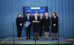Posłanki PO: Kaczyński nie ma żony, nie ma córki, ale ponownie chce z butami wejść w życie kobiet
