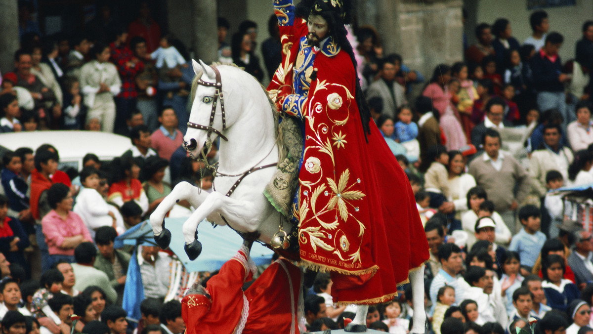 Cała Ameryka Południowa jest bardzo żywym kontynentem, a uroczystości religijne są zazwyczaj okazją do wielkich celebracji. W Peru najważniejsza uroczystość Bożego Ciała - Corpus Christi odbywa się w Cusco, w mieście, którego nazwa w języku keczua oznacza pępek świata. Choć uroczystości trwają tam cały tydzień, główna fiesta rozpoczyna się w czwartek.