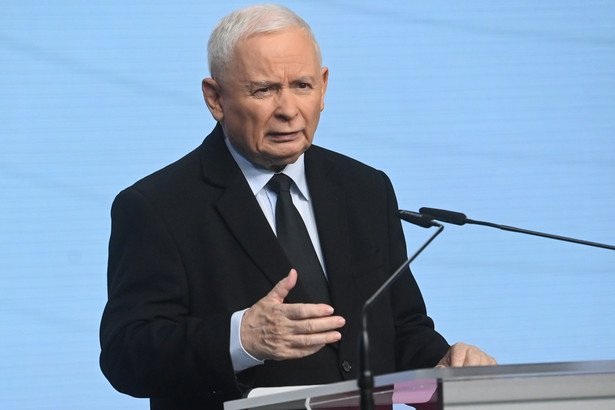 Warszawa, 30.07.2024. Prezes PiS Jarosław Kaczyński na konferencji prasowej w siedzibie Prawa i Sprawiedliwości przy ul. Nowogrodzkiej w Warszawie, 30 bm. Spotkanie dot. m.in. posiedzenia PKW ws. subwencji dla PiS. (aldg) PAP/Piotr Nowak