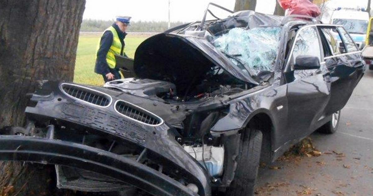 Policjant ze Świebodzina uderzył w drzewo. Wypadek BMW