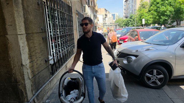 Joca Stefanović došao po ženu u porodilište