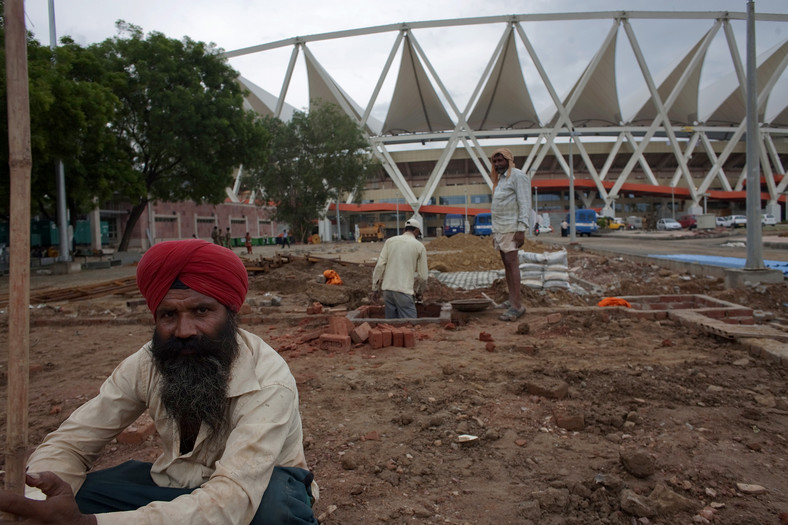 Ostanie prace porządkowe przed Jawaharlal Nehru Stadium, główną areną Igrzysk Wspólnoty Narodów, które rozpoczną się w październiku 2010 r. Widok z bieżni. Fot. Brian Sokol/Bloomberg