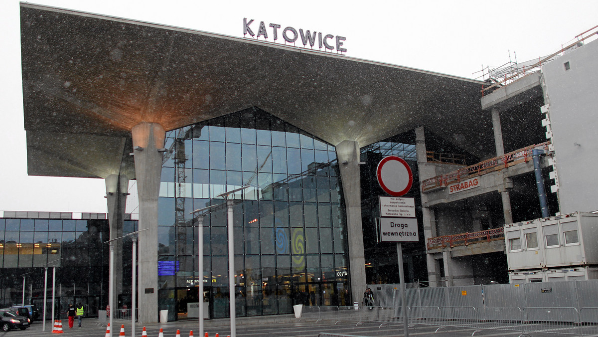 Kilkaset osób czekało w poniedziałkowe popołudnie na otwarcie nowego dworca kolejowego w Katowicach. Większość odwiedzających przyszła nie, by gdzieś pojechać, ale by obejrzeć nowy dworzec, robiąc przy tym zdjęcia czy drobne zakupy. Dworzec otwarto po godz. 16.