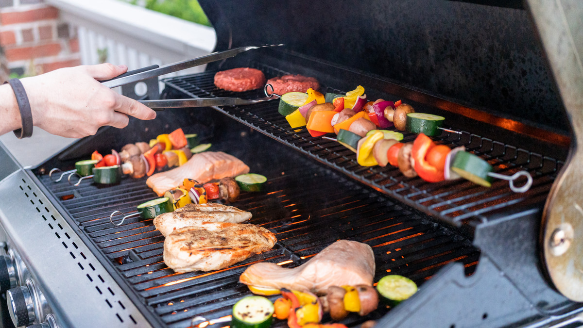 Użyj tych zamienników folii aluminiowej na grillu. Jedzenie będzie zdrowsze