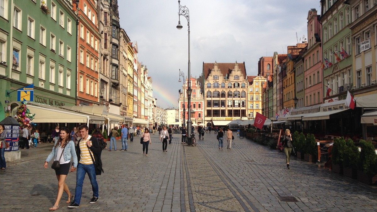 Majówka 2016 we Wrocławiu zapowiada się niezwykle interesująco. 1 maja na Rynku odbędzie się kolejna próba bicia Gitarowego Rekordu Guinnessa. Specjalnymi gośćmi wydarzenia będą m.in. jazzowy mistrz gitary Al Di Meola oraz brytyjska formacja Status Quo. Natomiast 2 i 3 maja na Pergoli zaplanowano koncert gwiazd polskiej muzyki. Zagrają m.in. Dawid Podsiadło, Coma, Monika Brodka, Maria Peszek, Happysad, Hey i Kult. W weekend majowy odbędzie się też jedna z imprez testowych The World Games.