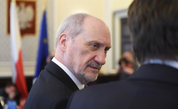 Testy broni elektromagnetycznej na Polakach? Oto, co dokładnie powiedział Macierewicz