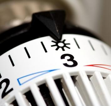 4. Dopasuj temperaturę
Optymalna temperatura w pokojach i kuchni to około 20-21 stopni Celsjusza, tymczasem w wielu mieszkaniach grzeje się na potęgę i utrzymuje nawet 23 stopnie, podczas gdy obniżenie temperatury do w/w 20 stopni pozwoli na rachunki niższe od 10 do kilkunastu proc. i oszczędność kolejnych 250-300 zł rocznie. Cieplej warto mieć tylko w łazience, co pozwala zachować komfort życia np. podczas korzystania z kąpieli i po niej. Za to w sypialni wystarczająca temperatura to 17-18 stopni. Wg lekarzy właśnie wtedy najlepiej śpimy. Jeśli w mieszkaniu są nieużywane pomieszczenia, nie trzeba wówczas w nich utrzymywać takiej temperatury jak w salonie, gdzie mieszkańcy spędzają wiele godzin.
Warto także zmieniać temperaturę w mieszkaniu w zależności od obecności domowników. Jeśli na przykład przez 8-10 godzin każdego dnia mieszkanie stoi puste, to można spokojnie o 1-2 stopnie temperaturę obniżyć. Podobnie w przypadku wyjazdu na weekend lub (szczególnie!) na urlop. W ciągu styczniowego tygodnia grzejniki zużyją średnio energii za co najmniej 150 zł, a wystarczy ich działanie ograniczyć do minimum. Warto o tym minimum jednak pamiętać, bo nadmierne wychłodzenie mieszkania (np. poniżej 15 stopni Celsjusza) też nie jest pożądane, bo wymaga potem dużo energii do ogrzania. Dostosowanie temperatury do obecności mieszkańców pozwoli zapłacić rachunki za ciepło niższe o nawet 10 proc. W przełożeniu na gotówkę oznacza to ok. 250 zł rocznie.