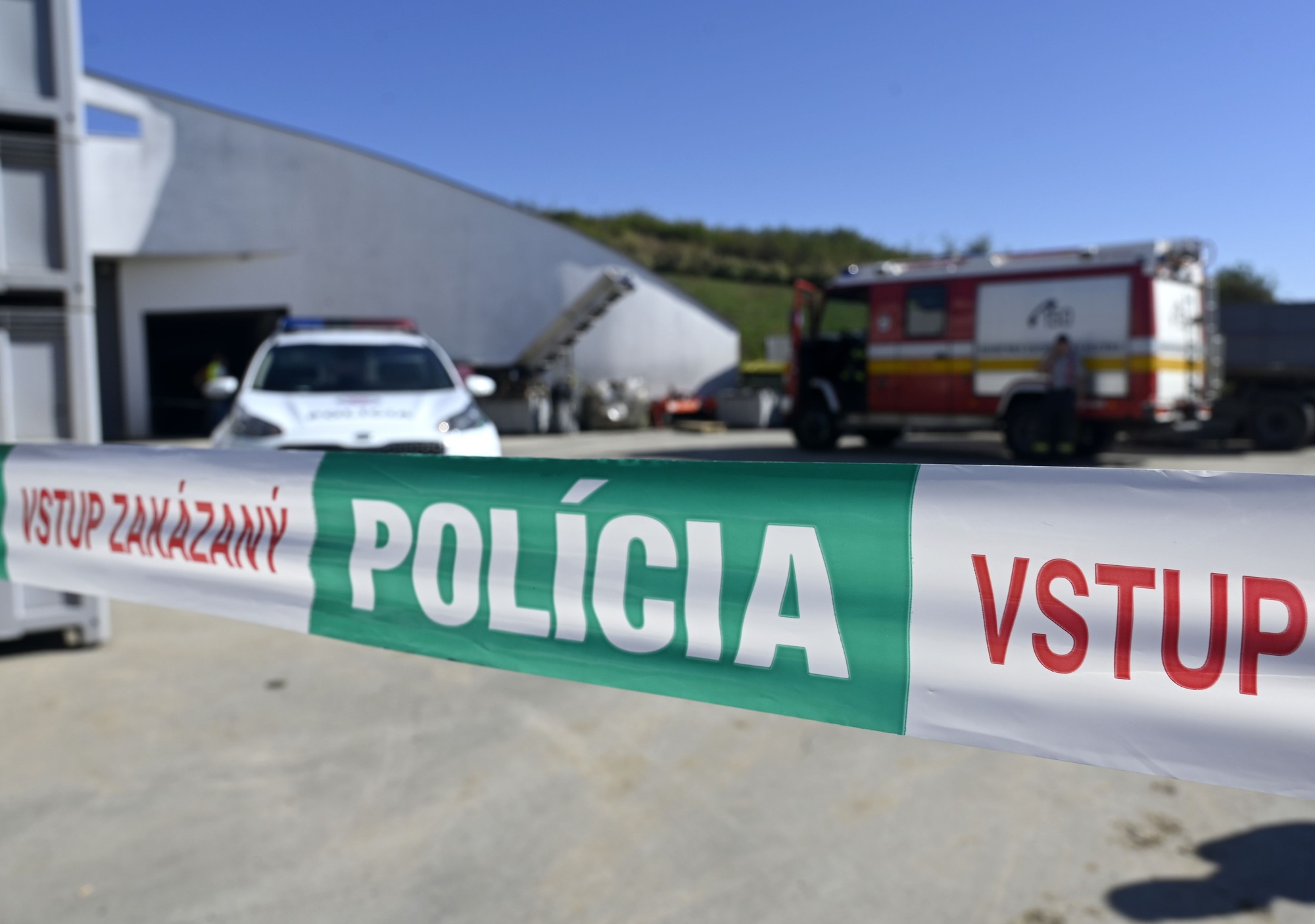 Policajti nehodu na mieste dokumentujú.
