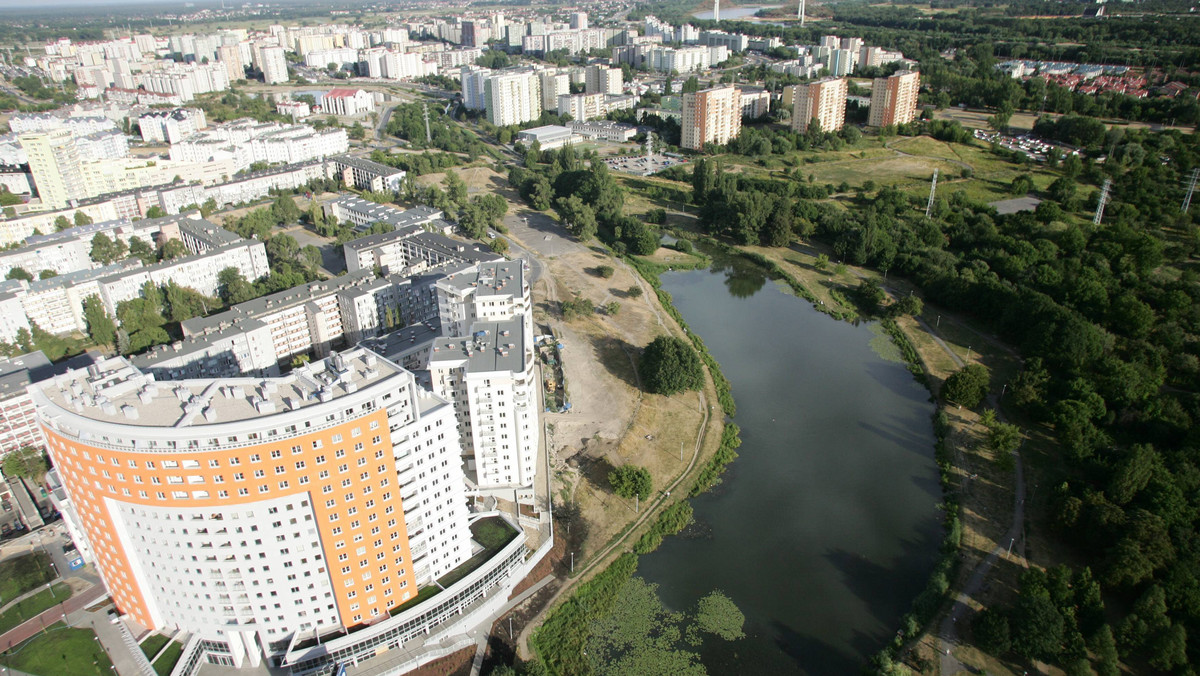 Skwer Seniora na Grochowie oficjalnie otwarty. Dotychczas był niezagospodarowany i bez nazwy, teraz ma być miejscem przyjaznym seniorom.