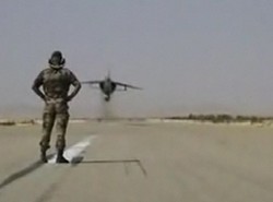 Przeleciał myśliwcem tuż nad głową kolegi