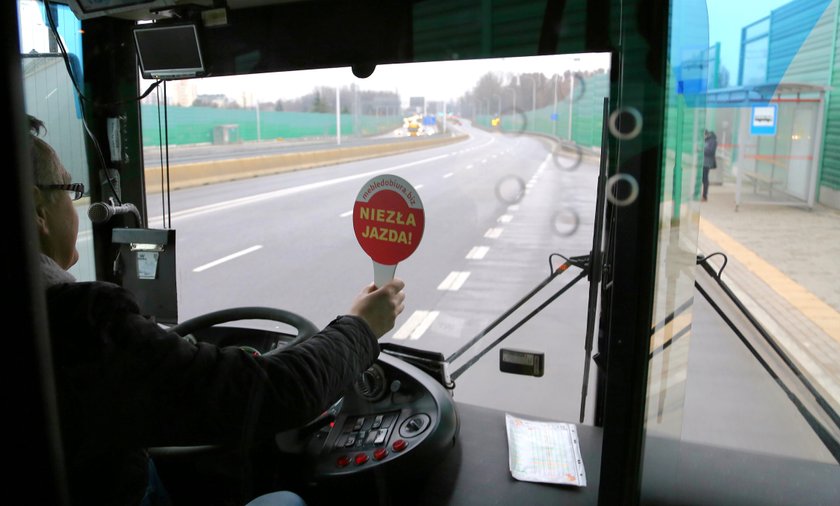 Po stolicy jeździ niezwykły autobus z wesołym kierowcom