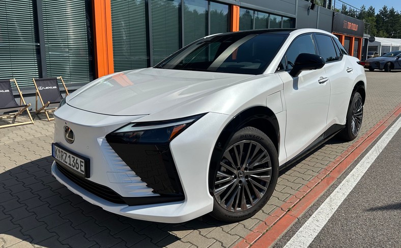 Nowy Lexus RZ 500e
