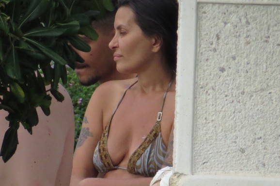 ELENA KARIĆ VEĆ 16 GODINA SVAKO JUTRO RADI JEDNU ISTU STVAR! Uslikala se u nesvakidašnjim pozama i svi joj skidaju kapu: Zapalila mreže