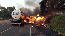 Ha teheti, kerüljön: Kigyulladt egy kamion az M7-esen, lezárták az autópályát