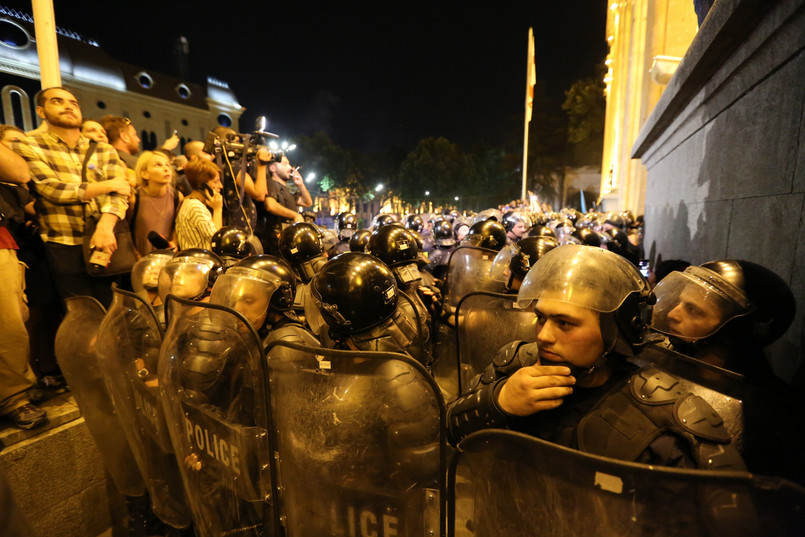 W nocy z czwartku na piątek przed gmachem parlamentu w Tbilisi doszło do gwałtownych starć demonstrantów z policją. Demonstranci protestujący przeciwko obecności rosyjskiego deputowanego usiłowali wtargnąć do budynku parlamentu. W starciach z policją rannych zostało, według najnowszych informacji przedstawiciela gruzińskiej służby zdrowia, ponad 200 ludzi, z których połowa nadal przebywa w szpitalu. Policjanci użyli gumowych kul, gazu łzawiącego i pałek, a protestujący obrzucali funkcjonariuszy kamieniami. Policja zatrzymała ponad 300 osób.