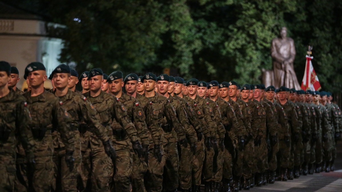 WARSZAWA PRÓBA GENERALNA PRZED DEFILADĄ  (nocna próba generalna)