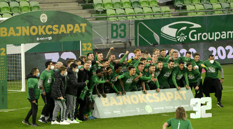 A bajnok Ferencváros játékosai ünnepelnek a labdarúgó OTP Bank Liga 30. fordulójában játszott Ferencvárosi TC - Újpest FC mérkőzés végén a Groupama Arénában 2021. április 20-án. A Ferencváros 3-0-ra legyőzte az Újpest csapatát, így a hátralévő meccsek eredményétől függetlenül megvédte címét. Az FTC története során 32. alkalommal nyerte meg a magyar bajnokságot, és sorozatban harmadszor végez az élen. / Fotó: MTI/Koszticsák Szilárd