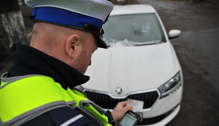 Mandat 3000 zł i 12 punktów dla niecierpliwych kierowców. Policja już stosuje kary
