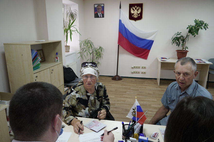 Osoby ubiegające się o rosyjski paszport w Chersoniu