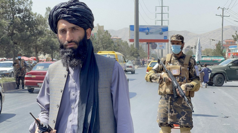 Talibowie kontrolują pojazdy w punktach kontrolnych, Kabulu 9 września 2021 r.