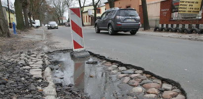 Policjanci zmuszą drogowców do łatania