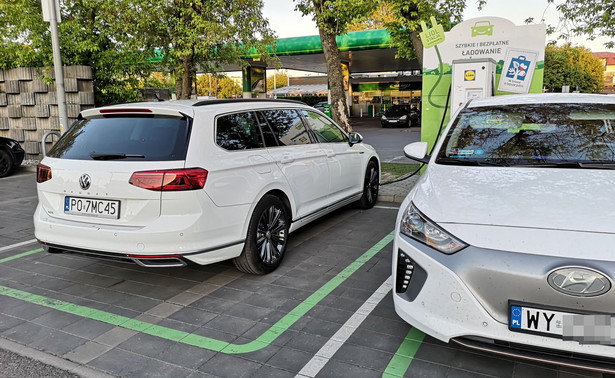 Volkswagen Passat GTE i Hyundai IONIQ Electric