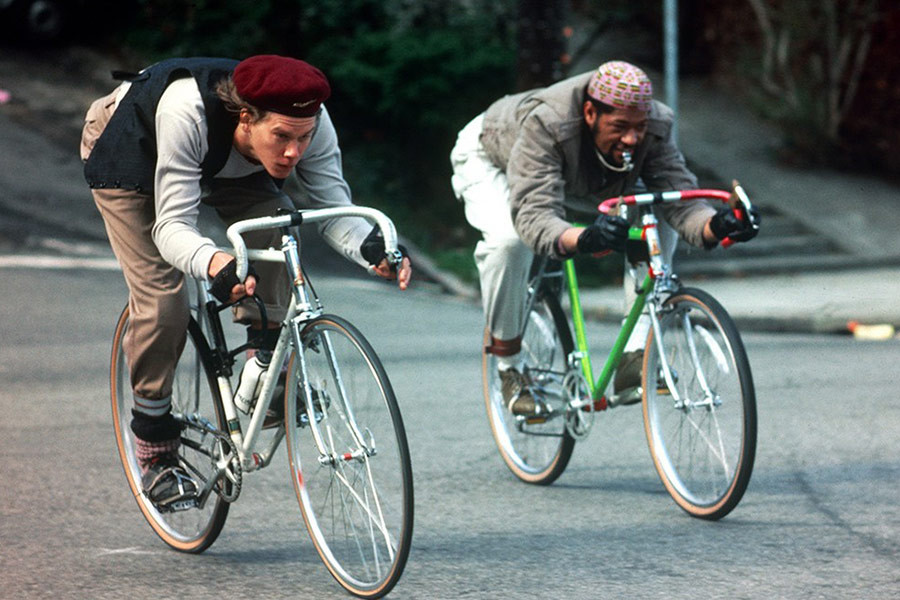 Laurence Fishburne jako Voodoo i Kevin Bacon jako Jack Casey w filmie "Żywe srebro" (1986)
