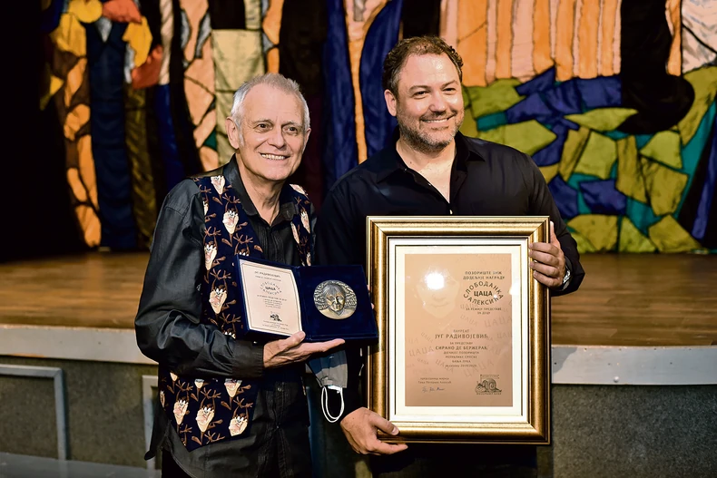 Dobitniku je priznanje - povelju i plaketu sa Cacinim likom - uručio Branislav Milićević, poznatiji kao Branko Kockica