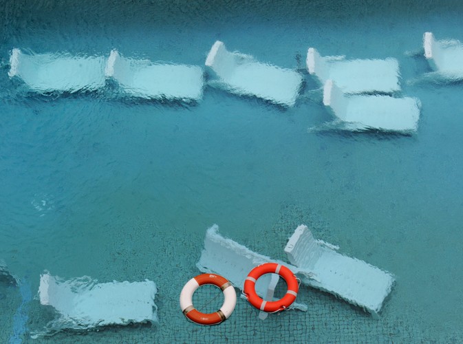 Leżaki zatopione - ze względów bezpieczeństwa - w hotelowym basenie w Cairns w stanie Queensland