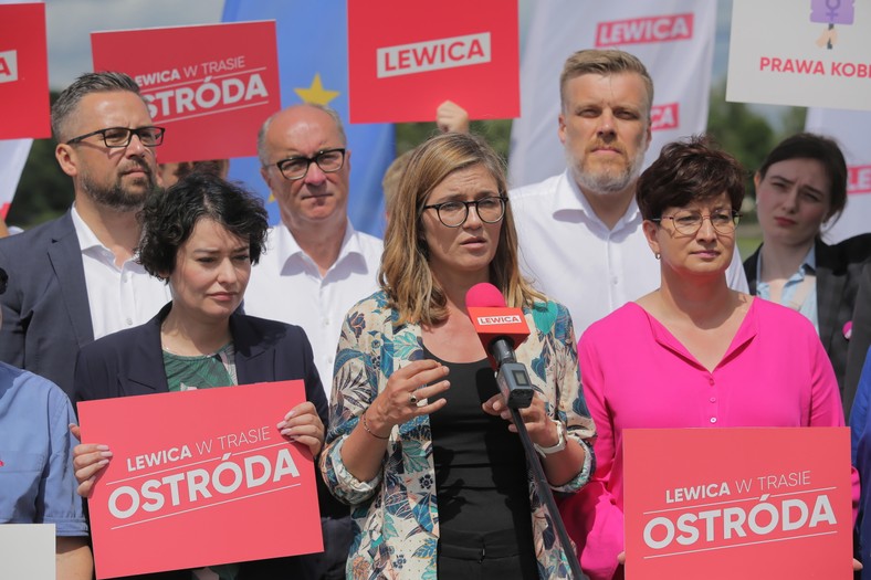 Magdalena Biejat razem z parlamentarzystami Lewicy podczas konferencji prasowej w Ostródzie