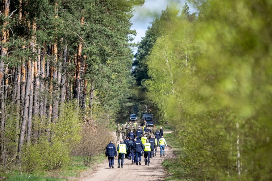 Służby w miejscu znalezienia szczątków rakiety