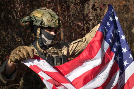 Teksašanin "Dima", dobrovoljac u ukrajinskoj vojsci, sa američkom zastavom u oblasti Harkova 26. oktobra