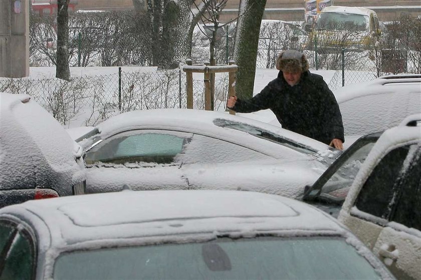 Porsche Tomasza Kammela w ziemie stwarza problemy. Tomasz Kammel usuwał śnieg rękawem od kurtki