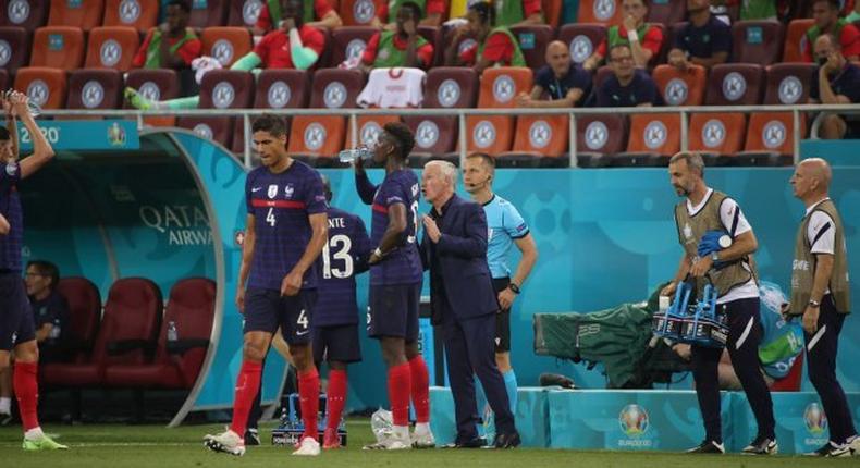 Paul Pogba et Didier Deschamps en grande discussion pendant France-Suisse