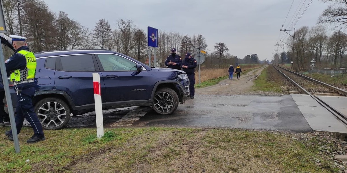 Groźna sytuacja na przejeździe w Giezkowie.