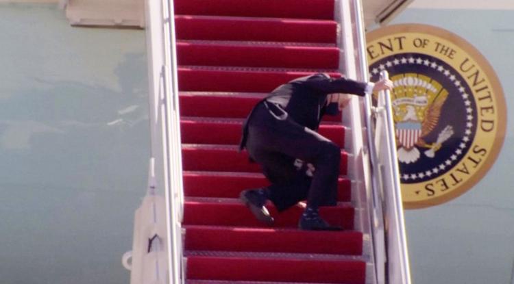 Joe Biden elesik az Air Force One lépcsőjén
